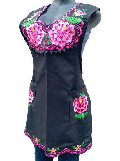 Imagen de Mandil Negro con Bordado Floral