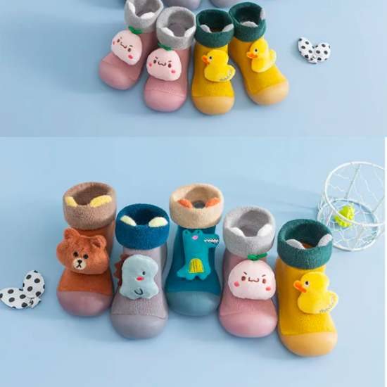 Imagen de Zapatos de bebé tipo calcetín con suela de goma