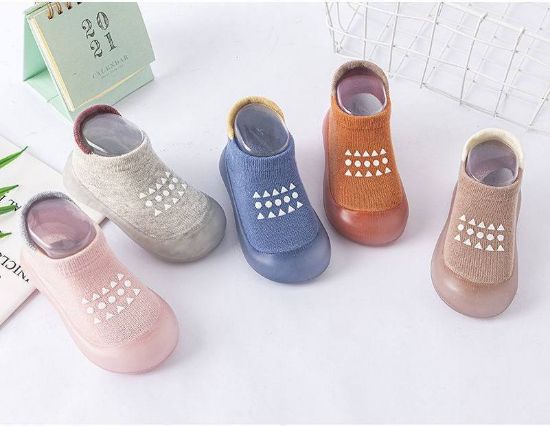 Imagen de Zapatos de bebé tipo calcetín con suela de goma 