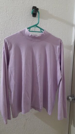 Imagen de Blusa cuello alto color lila talla L