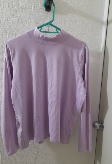 Imagen de Blusa cuello alto color lila talla L