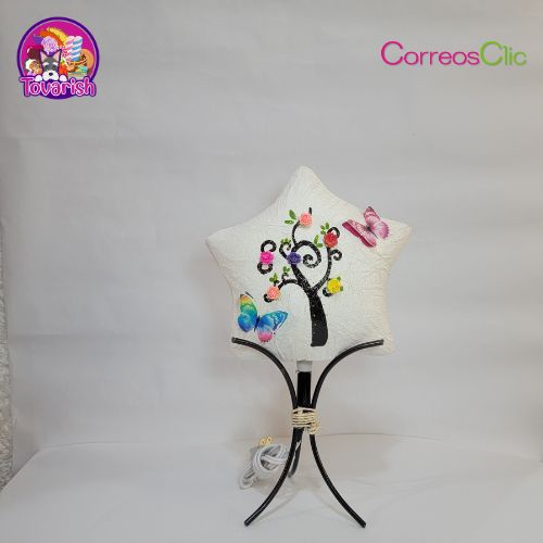 Árbol con mariposas