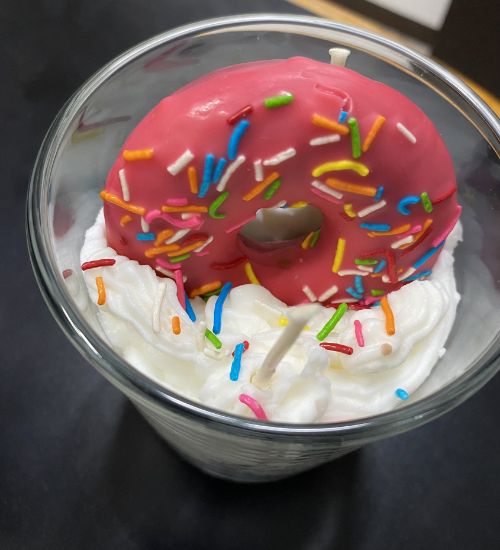 Imagen de Vela aromática decorativa de dona rosa con crema pastelera