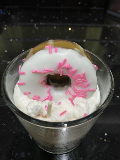 Imagen de Vela aromática decorativa de dona blanca con granillo rosa, con crema pastelera.