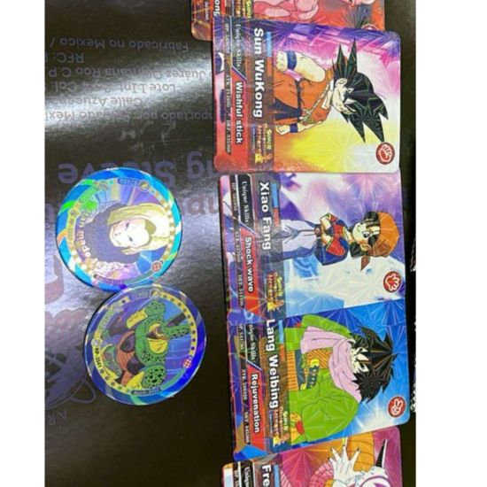 Imagen de 50 sobres de Tarjetas y tazos de batalla DragonBall Super 50 sobres con 5 tarjetas tipo holográficas y 2 tipo tazos cada sobre