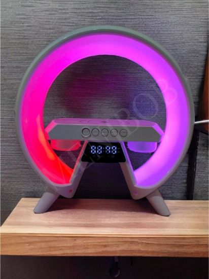 Imagen de Bocina Lampara RBG Luz Led reloj Decorativo Cargador en Forma de G inalámbrico 3 en 1 