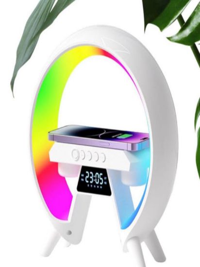 Imagen de Bocina Lampara RBG Luz Led reloj Decorativo Cargador en Forma de G inalámbrico 3 en 1 