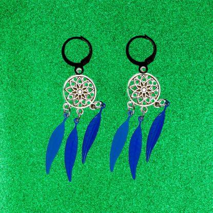 Imagen de 1 Par de Atrapasueños Color Plata+ Plumitas Finas Azules en Arracaditas Color Negro LOPI/$