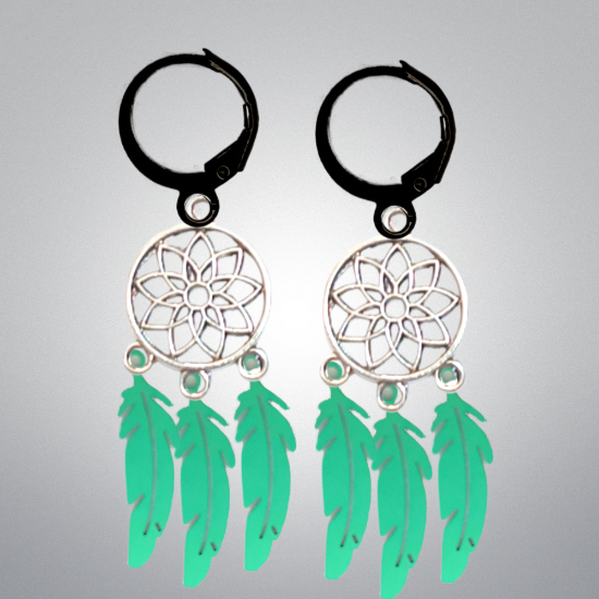 Imagen de 1 Par de Atrapasueños Color Plata+ Plumitas Etnicas  Verde Claro Metalico Acero en Arracaditas Color Negro LOPI/$