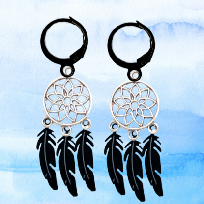 Imagen de 1 Par de Atrapasueños Color Plata+ Plumitas Etnicas  Color Negro Acero en Arracaditas Color Negro LOPI/$