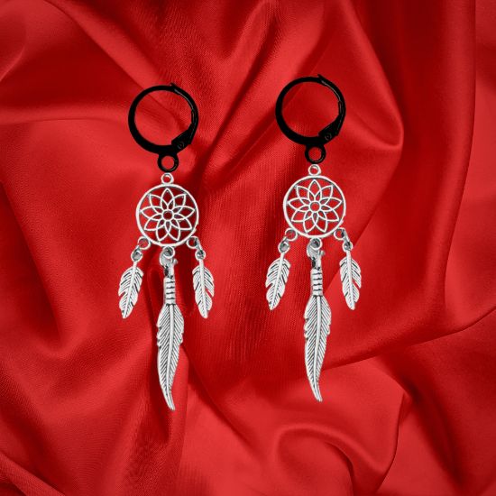 Imagen de 1 Par de Atrapasueños Color Plata+ 2 Plumitas Etnicas  Cortas Color Plata + 1 Pluma Larga Etnica C.Plata en Arracaditas Color Negro LOPI/$