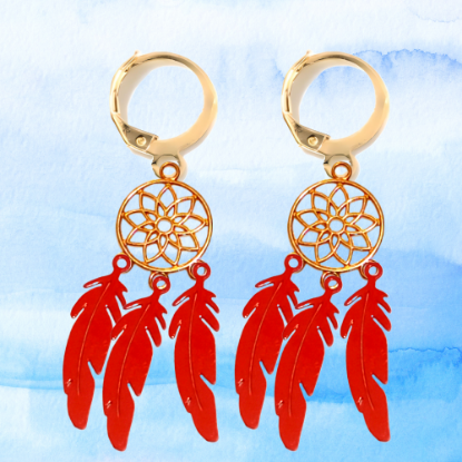 Imagen de 1 Par de Atrapasueños Color Dorado+  Plumitas Etnicas  Color Rojo Intenso Acero en Arracaditas Color Dorado LOPI/$