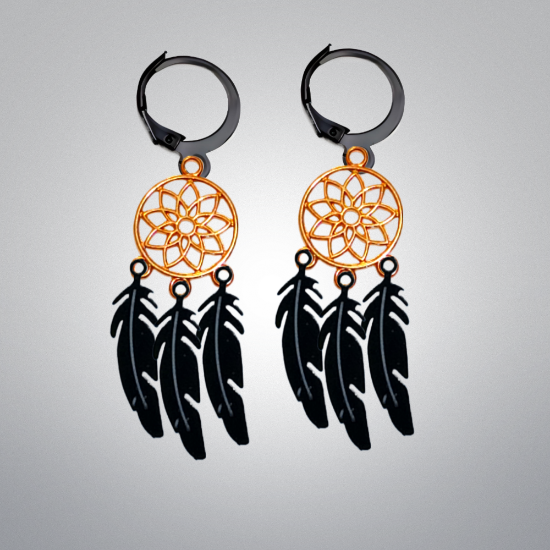 Imagen de 1 Par de Atrapasueños Color Dorado+ Plumitas Etnicas  Color Negro Acero en Arracaditas Color Negro LOPI/$