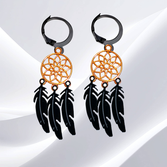 Imagen de 1 Par de Atrapasueños Color Dorado+ Plumitas Etnicas  Color Negro Acero en Arracaditas Color Negro LOPI/$