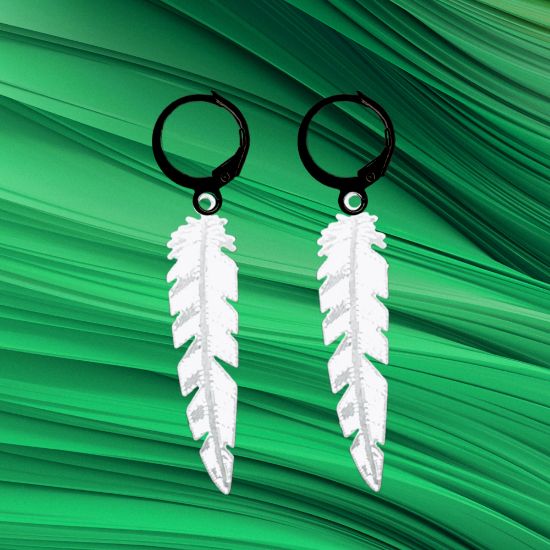 Imagen de 1 Par de Plumas Etnicas Grandes Color Plata en Arracaditas Acero Color Negro Alta Durabilidad LOPI/$