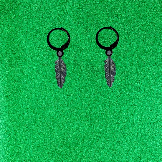Imagen de 1 Par de Plumas Etnicas Cortas Color Gris Oxford en Arracaditas Acero Color Negro Alta Durabilidad LOPI/$