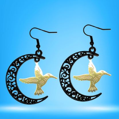 Imagen de 1 Par de Aretes Hermoso Colibrí M2 Grande 40x35mm Acero Color Dorado  En Luna Negra Alta Durabilidad Símbolo de Gran Amor LOPI/$