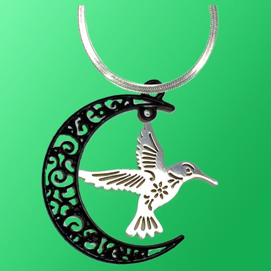 Imagen de 1 Dije  Hermoso Colibri M2 Grande 40x35mm Acero Color Plata  En Luna Negra Alta Durabilidad Simbolo de Gran Amor LOPI/$