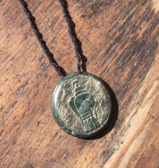 Imagen de Simbolo de la palabra - Arte prehispánico - collar de piedra serpentina estilo jade guatemalteco