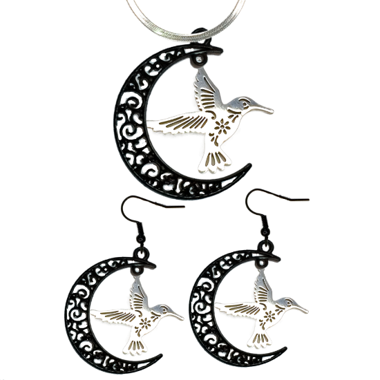 Imagen de 1 Juego ( 1 Par de Aretes+ Collar Piel)  Hermoso Colibri M2 Grande 40x35mm Acero Color Plata  En Luna Negra Alta Durabilidad Simbolo de Gran Amor
