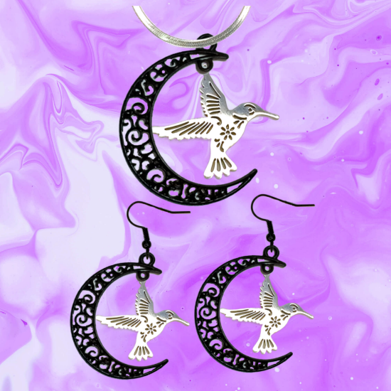 Imagen de 1 Juego ( 1 Par de Aretes+ Collar Acero Color Plata)  Hermoso Colibrí M2 Grande 40x35mm Acero Color Plata  En Luna Negra Alta Durabilidad Símbolo de Gran Amor