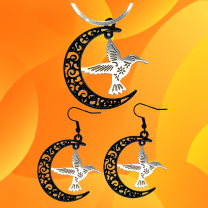 Imagen de 1 Juego ( 1 Par de Aretes+ Collar Acero Color Plata)  Hermoso Colibrí M2 Grande 40x35mm Acero Color Plata  En Luna Negra Alta Durabilidad Símbolo de Gran Amor