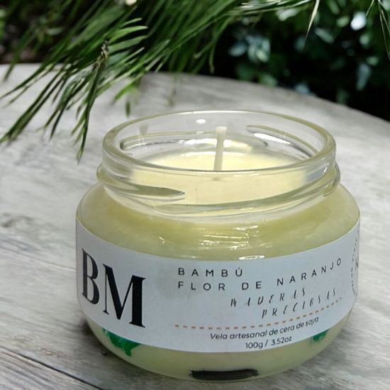 Imagen de Vela Artesanal y Aromática – Bambú, Flor de Naranjo y Maderas Preciosas 100g