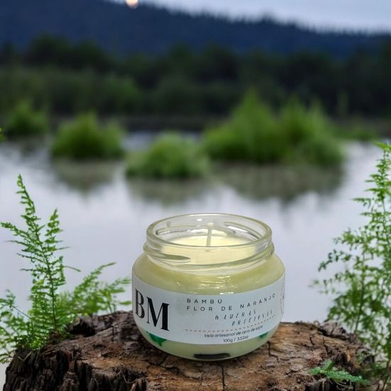 Imagen de Vela Artesanal y Aromática – Bambú, Flor de Naranjo y Maderas Preciosas 100g