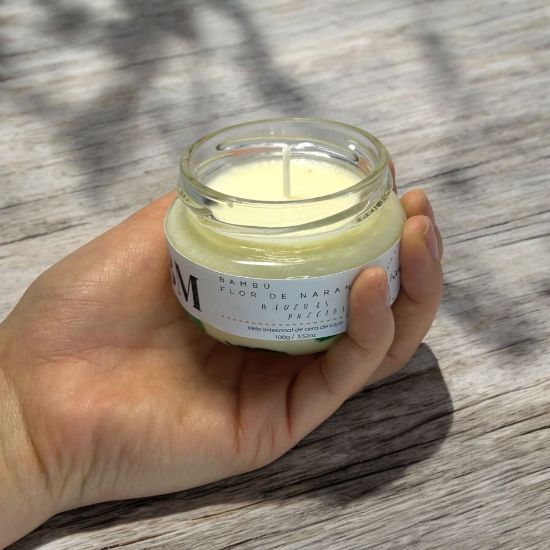 Imagen de Vela Artesanal y Aromática – Bambú, Flor de Naranjo y Maderas Preciosas 100g