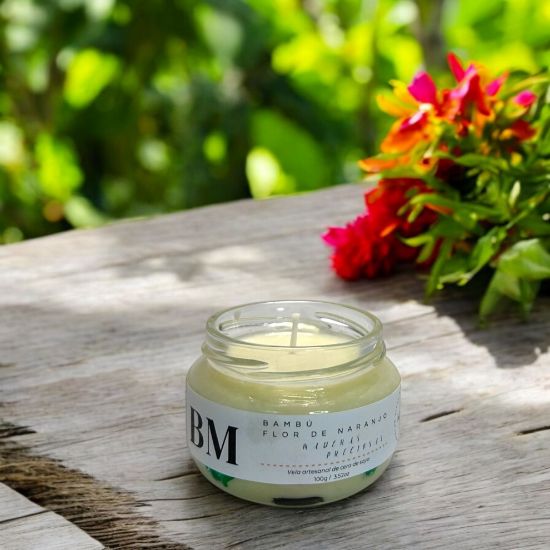 Imagen de Vela Artesanal y Aromática – Bambú, Flor de Naranjo y Maderas Preciosas 100g