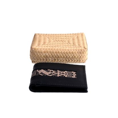 Imagen de Cartera de piel con diseño en telar de cintura