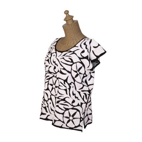 Imagen de Blusa bordada en blanco y negro VENDIDO