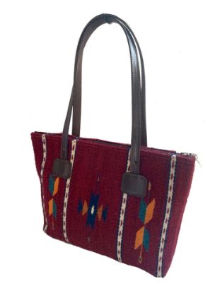 Imagen de Bolso de Mujer en color rojo tenido con lana fina de borrego y tenido natural con rojo cochinilla . Hecho a mano en Oaxaca  con asas de piel