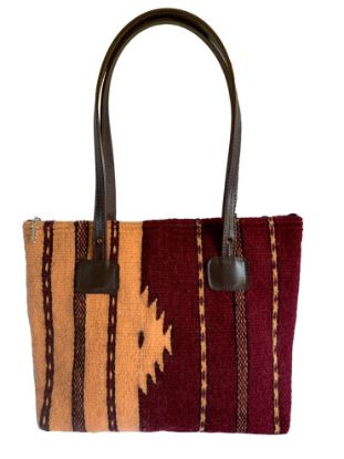 Imagen de Bolso de Mujer en color rojo tenido con lana fina de borrego y tenido natural con rojo cochinilla . Hecho a mano en Oaxaca  con asas de piel-copiar