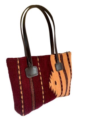 Imagen de Bolso de Mujer en color rojo tenido con lana fina de borrego y tenido natural con rojo cochinilla . Hecho a mano en Oaxaca  con asas de piel-copiar