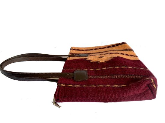 Imagen de Bolso de Mujer en color rojo tenido con lana fina de borrego y tenido natural con rojo cochinilla . Hecho a mano en Oaxaca  con asas de piel-copiar