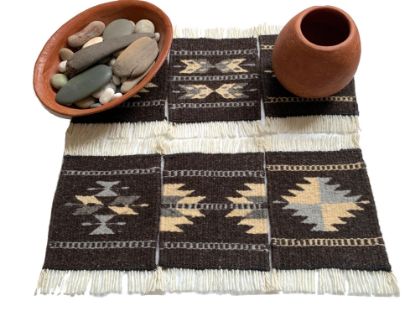 Imagen de 6  piezas de Posa Vasos de Lana , Multi Uso para proteger superficies de manchas y marcas. Color Negro y Crema Tejido Zapotec Geometric Hecho a Mano  12x14 cm