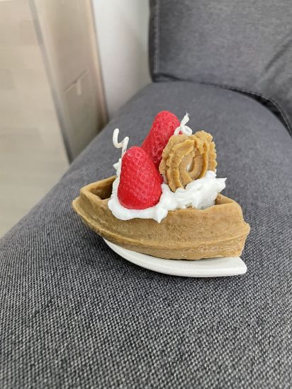 Imagen de Par de velas aromáticas de wafle y tarta con fresas.